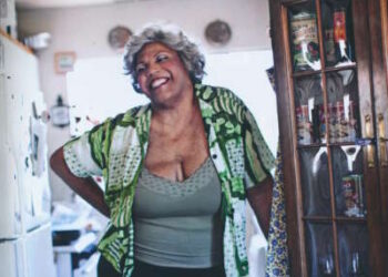 Miss Major se ríe en la cocina.