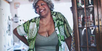 Miss Major se ríe en la cocina.