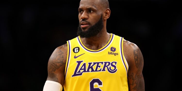 ¿Por qué la estrella de los Lakers, LeBron James, fue acusada de arreglar juegos de la NBA?