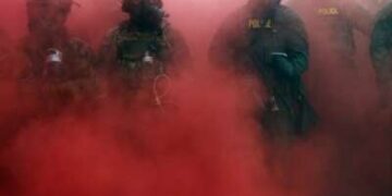 Los agentes federales despliegan una granada de humo fuera de una instalación de Inmigración y Control de Aduanas de los Estados Unidos (ICE) el 4 de octubre de 2025 en Portland, Oregon. La instalación se ha convertido en un punto focal de protestas nocturnas contra la administración Trump y su anuncio de que enviará tropas de la Guardia Nacional a Portland.