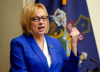 La gobernadora de Maine, Janet Mills, desafiará a Susan Collins para el Senado en 2026