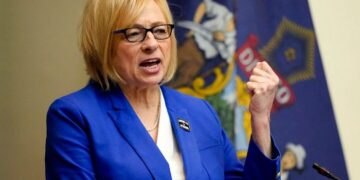 La gobernadora de Maine, Janet Mills, desafiará a Susan Collins para el Senado en 2026