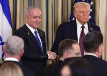 El presidente Donald Trump da la mano al primer ministro israelí Benjamin Netanyahu al final de una conferencia de prensa conjunta en la Casa Blanca el 29 de septiembre de 2025.