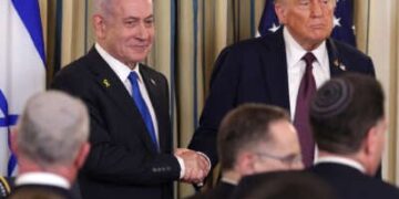 El presidente Donald Trump da la mano al primer ministro israelí Benjamin Netanyahu al final de una conferencia de prensa conjunta en la Casa Blanca el 29 de septiembre de 2025.