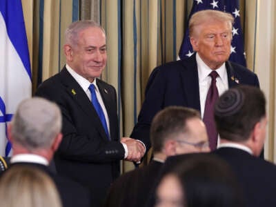 El presidente Donald Trump da la mano al primer ministro israelí Benjamin Netanyahu al final de una conferencia de prensa conjunta en la Casa Blanca el 29 de septiembre de 2025.