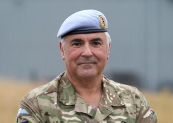 Mayor general Paul Tedman en fatiga militar y boina azul.