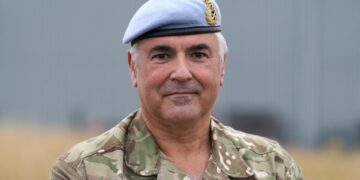 Mayor general Paul Tedman en fatiga militar y boina azul.