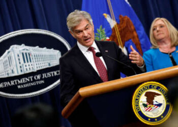 El administrador de los Centros de Servicios de Medicare y Medicaid, Mehmet Oz, junto con la inspectora general interina del HHS, Juliet Hodgkins, pronuncia un discurso durante una conferencia de prensa en el Departamento de Justicia de EE. UU. el 30 de junio de 2025, en Washington, DC