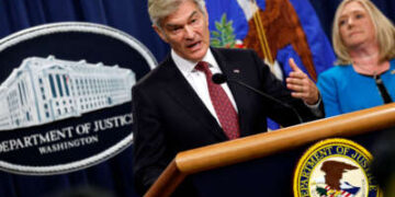 El administrador de los Centros de Servicios de Medicare y Medicaid, Mehmet Oz, junto con la inspectora general interina del HHS, Juliet Hodgkins, pronuncia un discurso durante una conferencia de prensa en el Departamento de Justicia de EE. UU. el 30 de junio de 2025, en Washington, DC