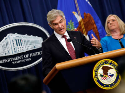 El administrador de los Centros de Servicios de Medicare y Medicaid, Mehmet Oz, junto con la inspectora general interina del HHS, Juliet Hodgkins, pronuncia un discurso durante una conferencia de prensa en el Departamento de Justicia de EE. UU. el 30 de junio de 2025, en Washington, DC