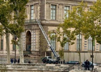 Se ve una cesta elevadora utilizada por ladrones en el museo del Louvre en París el 19 de octubre de 2025. (Alexander Turnbull/Foto AP)