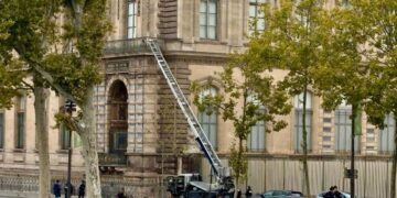 Se ve una cesta elevadora utilizada por ladrones en el museo del Louvre en París el 19 de octubre de 2025. (Alexander Turnbull/Foto AP)