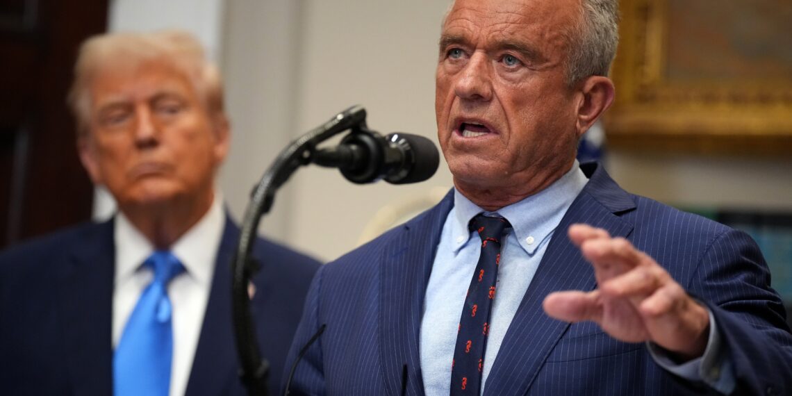 El secretario de Salud y Servicios Humanos de EE. UU., Robert F. Kennedy Jr., acompañado por el presidente Donald Trump, hace un anuncio en la Sala Roosevelt de la Casa Blanca el 22 de septiembre de 2025 en Washington, DC.
