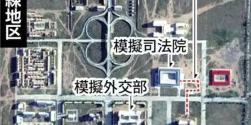 Imagen satelital que muestra modelos de edificios gubernamentales de Taiwán en una base militar para entrenar, con anotaciones en japonés que apuntan a una oficina presidencial simulada, un ministerio de extranjeros y un túnel subterráneo de 280 metros de largo.