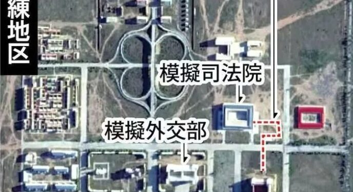 Imagen satelital que muestra modelos de edificios gubernamentales de Taiwán en una base militar para entrenar, con anotaciones en japonés que apuntan a una oficina presidencial simulada, un ministerio de extranjeros y un túnel subterráneo de 280 metros de largo.
