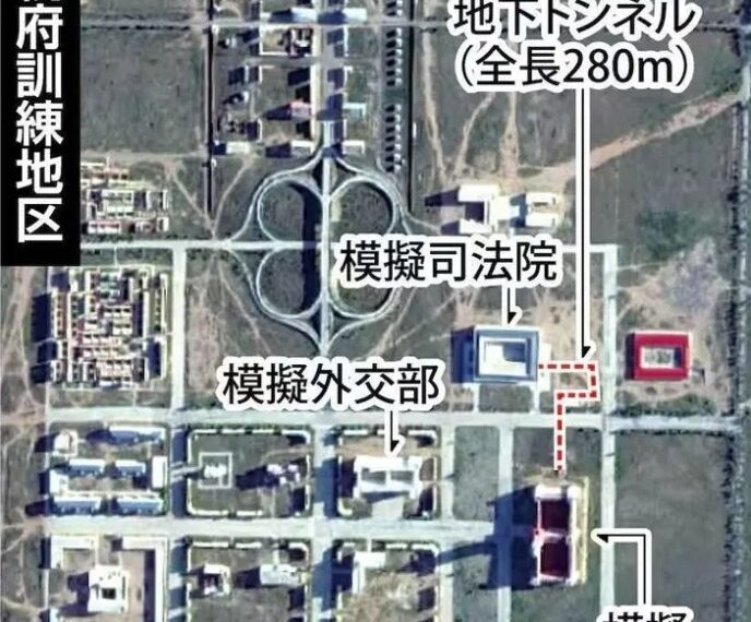 Imagen satelital que muestra modelos de edificios gubernamentales de Taiwán en una base militar para entrenar, con anotaciones en japonés que apuntan a una oficina presidencial simulada, un ministerio de extranjeros y un túnel subterráneo de 280 metros de largo.