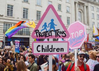 Las nuevas reglas del gobierno de Trump buscan prohibir la atención afirmativa para jóvenes trans en todo Estados Unidos