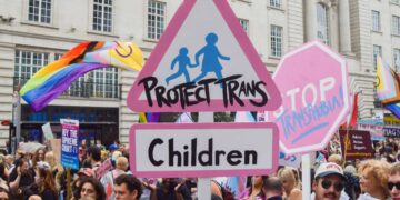 Las nuevas reglas del gobierno de Trump buscan prohibir la atención afirmativa para jóvenes trans en todo Estados Unidos