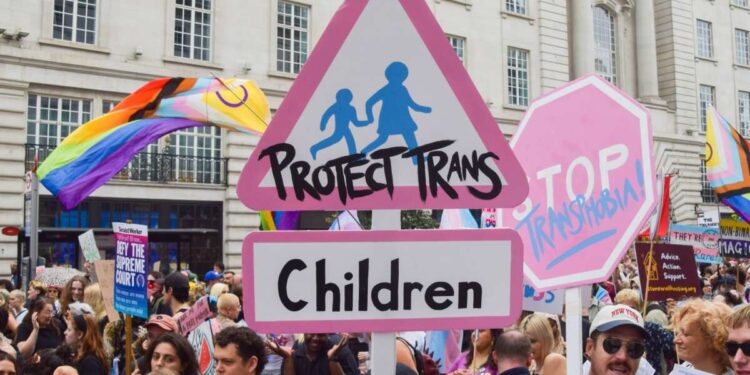 Las nuevas reglas del gobierno de Trump buscan prohibir la atención afirmativa para jóvenes trans en todo Estados Unidos