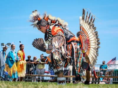 Jonathan Baca del norte de Colorado, en el centro, bailando con otros nativos americanos durante el 43º Paumanauke Pow Wow en Tanner Park en Copiague, Nueva York, el 9 de agosto de 2025.