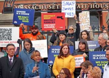 La fiscal general de Massachusetts, Andrea Campbell, habla en un mitin en la Cámara de Representantes del Estado, donde la gente se reunió para instar al gobierno a actuar rápidamente para garantizar que las familias reciban el SNAP de noviembre a tiempo, el 28 de octubre de 2025.
