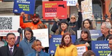 La fiscal general de Massachusetts, Andrea Campbell, habla en un mitin en la Cámara de Representantes del Estado, donde la gente se reunió para instar al gobierno a actuar rápidamente para garantizar que las familias reciban el SNAP de noviembre a tiempo, el 28 de octubre de 2025.