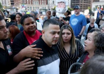 Kilmar Abrego García y su esposa Jennifer Vásquez Sura ingresan a una oficina de campo de Inmigración y Aduanas de los Estados Unidos (ICE) el 25 de agosto de 2025 en Baltimore, Maryland.
