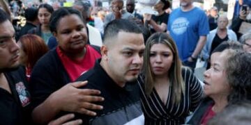 Kilmar Abrego García y su esposa Jennifer Vásquez Sura ingresan a una oficina de campo de Inmigración y Aduanas de los Estados Unidos (ICE) el 25 de agosto de 2025 en Baltimore, Maryland.