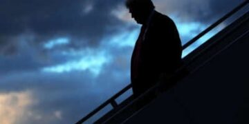 El presidente Donald Trump baja las escaleras del Air Force One después de aterrizar en el Aeropuerto Internacional de West Palm Beach el 17 de octubre de 2025, en West Palm Beach, Florida.