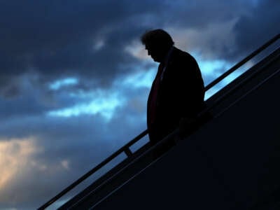 El presidente Donald Trump baja las escaleras del Air Force One después de aterrizar en el Aeropuerto Internacional de West Palm Beach el 17 de octubre de 2025, en West Palm Beach, Florida.