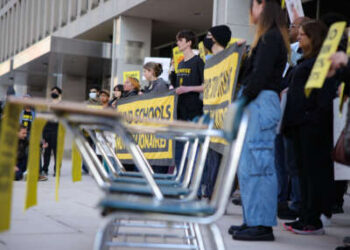 El senador Chris Van Hollen habla durante una conferencia de prensa en un mirador de la ciudad en Antiguo Cuscatlán, El Salvador, el 16 de abril de 2025.