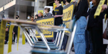 El senador Chris Van Hollen habla durante una conferencia de prensa en un mirador de la ciudad en Antiguo Cuscatlán, El Salvador, el 16 de abril de 2025.