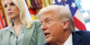 El presidente de Estados Unidos, Donald Trump, responde a las preguntas de los periodistas después de firmar un memorando presidencial en la Oficina Oval el 15 de septiembre de 2025, en Washington, DC. También en la foto aparece la fiscal general Pam Bondi.