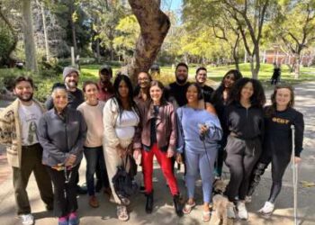 Activistas de Debt Collective y deudores de alquileres se reúnen en Los Ángeles con miembros de EQR Nine, un grupo de ex inquilinos que se niegan a pagar el alquiler atrasado a un propietario corporativo que se acumuló mientras la pandemia de COVID-19 los mantuvo sin trabajo.