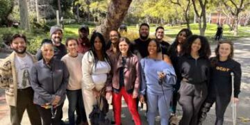 Activistas de Debt Collective y deudores de alquileres se reúnen en Los Ángeles con miembros de EQR Nine, un grupo de ex inquilinos que se niegan a pagar el alquiler atrasado a un propietario corporativo que se acumuló mientras la pandemia de COVID-19 los mantuvo sin trabajo.