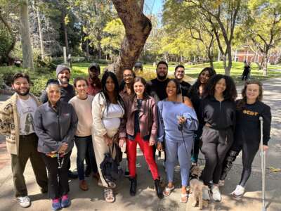 Activistas de Debt Collective y deudores de alquileres se reúnen en Los Ángeles con miembros de EQR Nine, un grupo de ex inquilinos que se niegan a pagar el alquiler atrasado a un propietario corporativo que se acumuló mientras la pandemia de COVID-19 los mantuvo sin trabajo.