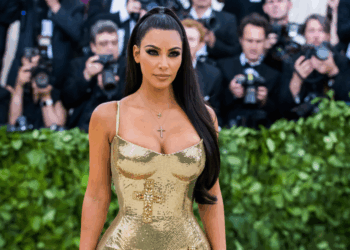 ¿Kim Kardashian realmente está trabajando en el diseño de un vestido de novia?