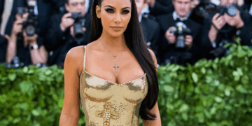 ¿Kim Kardashian realmente está trabajando en el diseño de un vestido de novia?