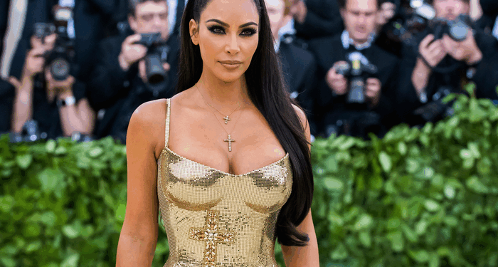 ¿Kim Kardashian realmente está trabajando en el diseño de un vestido de novia?