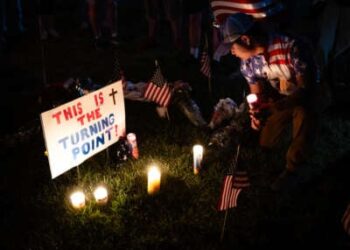 Una persona sostiene una vela en el espacio conmemorativo durante una vigilia de Charlie Kirk en Burlington Commons el 17 de septiembre de 2025, en Burlington, Kentucky.