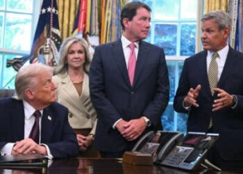 El gobernador de Tennessee, Bill Lee (derecha), habla mientras el presidente estadounidense Donald Trump firma una orden para enviar a la Guardia Nacional a Memphis, en la Oficina Oval de la Casa Blanca en Washington, DC, el 15 de septiembre de 2025.