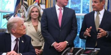 El gobernador de Tennessee, Bill Lee (derecha), habla mientras el presidente estadounidense Donald Trump firma una orden para enviar a la Guardia Nacional a Memphis, en la Oficina Oval de la Casa Blanca en Washington, DC, el 15 de septiembre de 2025.