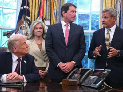 El gobernador de Tennessee, Bill Lee (derecha), habla mientras el presidente estadounidense Donald Trump firma una orden para enviar a la Guardia Nacional a Memphis, en la Oficina Oval de la Casa Blanca en Washington, DC, el 15 de septiembre de 2025.