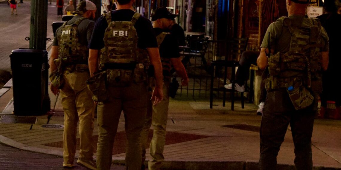 Agentes del FBI patrullan Beale Street en Memphis, Tennessee, el 5 de octubre de 2025. (Travis Gillmore/La Gran Época)