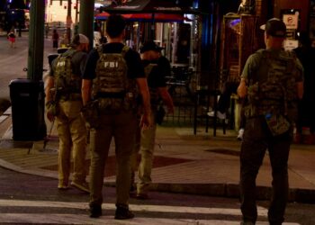 Agentes del FBI patrullan Beale Street en Memphis, Tennessee, el 5 de octubre de 2025. (Travis Gillmore/La Gran Época)