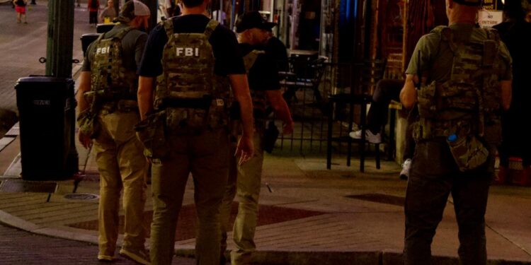 Agentes del FBI patrullan Beale Street en Memphis, Tennessee, el 5 de octubre de 2025. (Travis Gillmore/La Gran Época)
