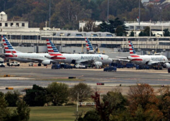 Los retrasos en los vuelos aumentan en los principales aeropuertos de EE. UU. en medio de la escasez de controladores de tráfico aéreo