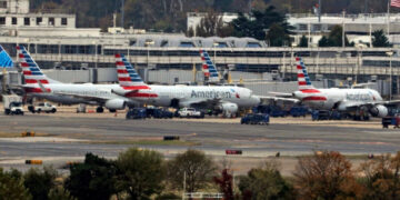 Los retrasos en los vuelos aumentan en los principales aeropuertos de EE. UU. en medio de la escasez de controladores de tráfico aéreo