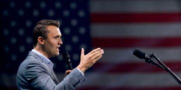 Charlie Kirk, quien fundó Turning Point USA, habla antes de la llegada del ex presidente Donald Trump durante una conferencia de la Cumbre de Creyentes de Turning Point USA en el Centro de Convenciones de Palm Beach el 26 de julio de 2024, en West Palm Beach, Florida.