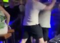 Una pelea en un bar con gente peleando y gritando.